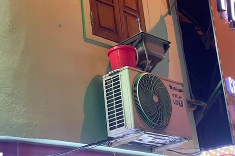 Sự thật "chiếc bồn rửa mặt triệu view" gắn trên cục nóng điều hòa ở Hà Nội